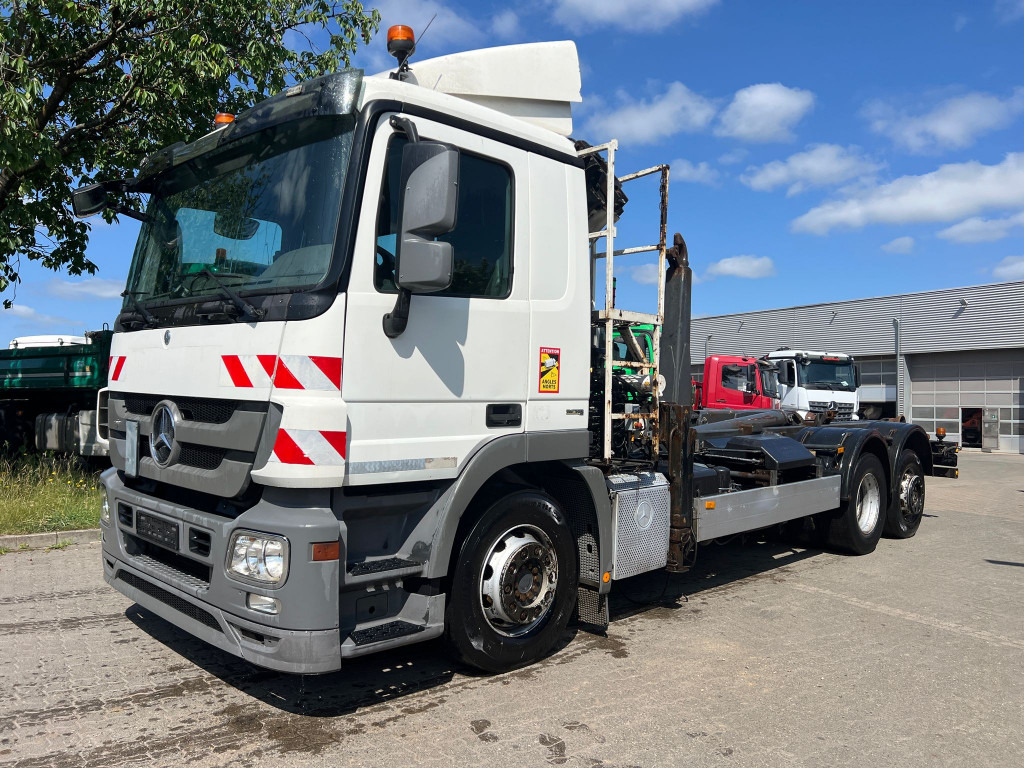 MERCEDES-BENZ Actros 2541 L6x2 Abrollkipper mit Kran Funk+Greiferst - Camion cu cârlig, Camion cu macara: Foto 1 MERCEDES-BENZ Actros 2541 L6x2 Abrollkipper mit Kran Funk+Greiferst - Camion cu cârlig, Camion cu macara: Foto 1