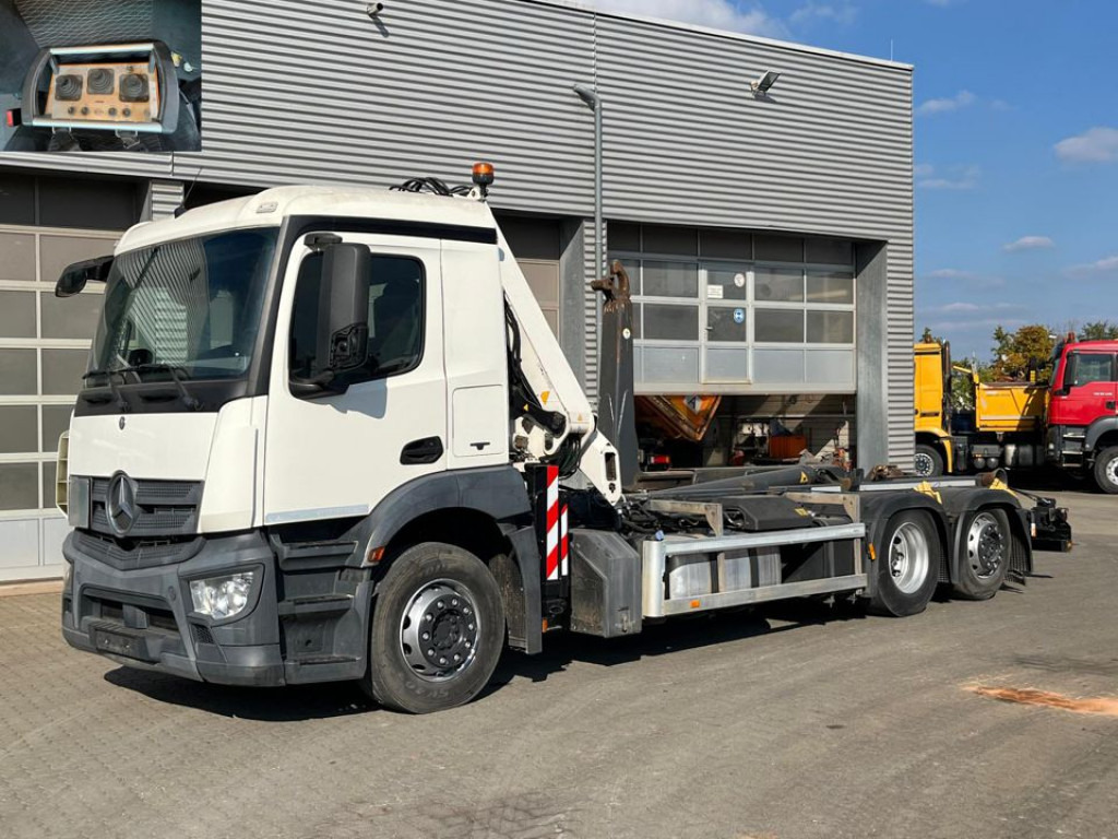 MERCEDES-BENZ Antos 2543 L 6x2 Abrollkipper mit Kran Funk+Greiferst. - Camion cu cârlig, Camion cu macara: Foto 1 MERCEDES-BENZ Antos 2543 L 6x2 Abrollkipper mit Kran Funk+Greiferst. - Camion cu cârlig, Camion cu macara: Foto 1