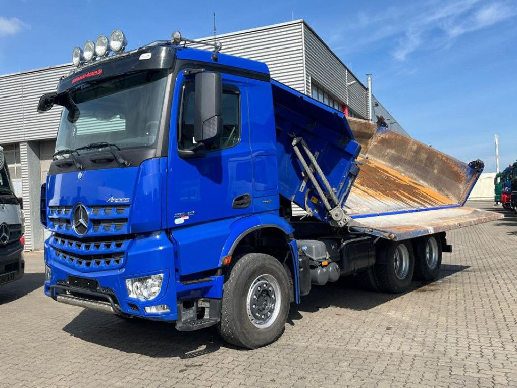 Mercedes-Benz Arocs 2642 6x4 3-Achs Kipper Bordmatik nur 163TK - Camion basculantă: Foto 1 Mercedes-Benz Arocs 2642 6x4 3-Achs Kipper Bordmatik nur 163TK - Camion basculantă: Foto 1