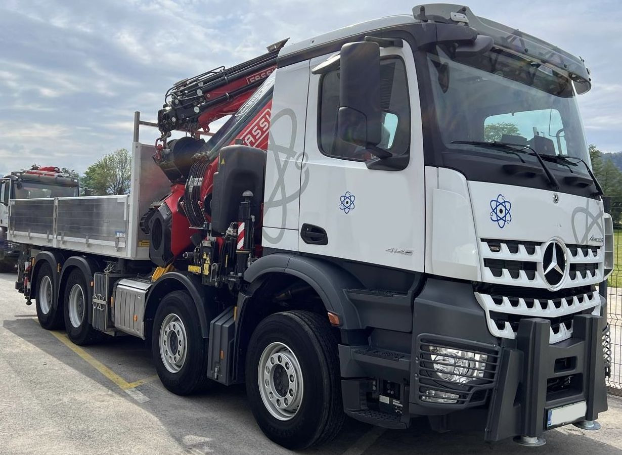 MERCEDES-BENZ Hiab Palfinger Fassi F990-8 JIB-6 - Camion cu macara: Foto 1 MERCEDES-BENZ Hiab Palfinger Fassi F990-8 JIB-6 - Camion cu macara: Foto 1