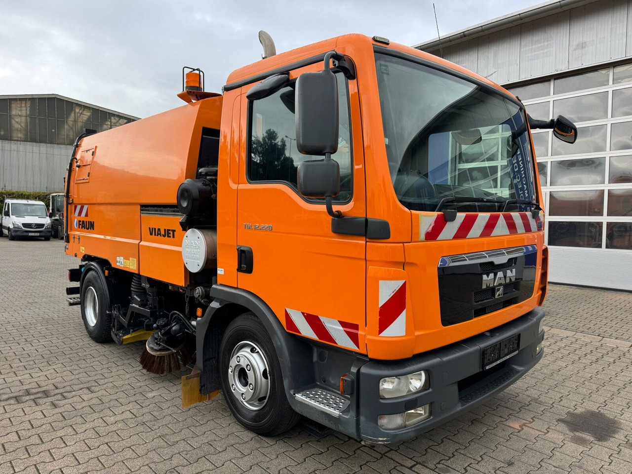MAN 12.220 4x2 BL Kehrmaschine Viajet 5RHS - Măturătoare stradală: Foto 1 MAN 12.220 4x2 BL Kehrmaschine Viajet 5RHS - Măturătoare stradală: Foto 1