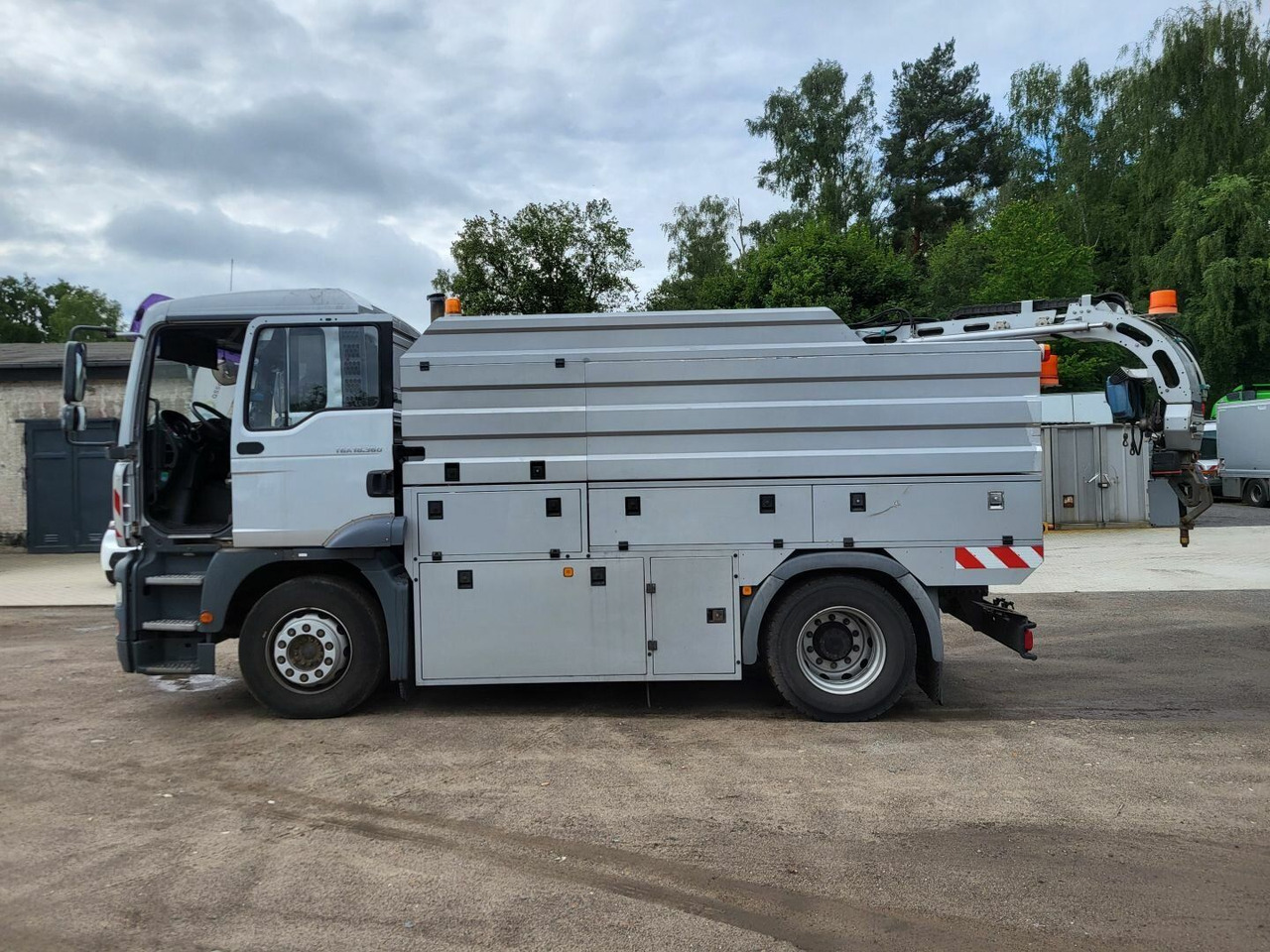 MAN TGA 18.360 4x2 HD-Kanalreiniger ASSMANN 6500 L - Maşină pentru vidanjări: Foto 4 MAN TGA 18.360 4x2 HD-Kanalreiniger ASSMANN 6500 L - Maşină pentru vidanjări: Foto 4