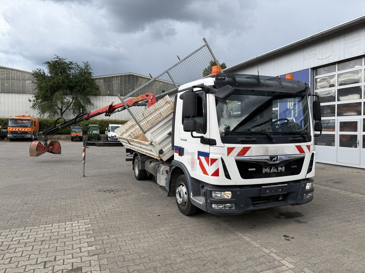 MAN TGL 8.220 4x2 Kipper Kran Palfinger 7.001-K A - Autoutilitară basculantă: Foto 2 MAN TGL 8.220 4x2 Kipper Kran Palfinger 7.001-K A - Autoutilitară basculantă: Foto 2
