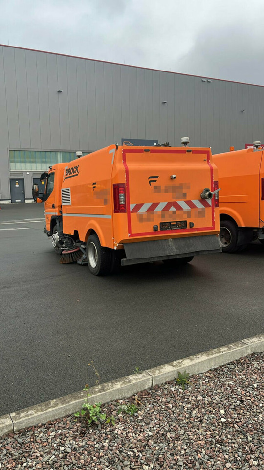 Mitsubishi Canter FUSO Kehrmaschine BROCK SL140 4 m³ - Măturătoare stradală: Foto 5 Mitsubishi Canter FUSO Kehrmaschine BROCK SL140 4 m³ - Măturătoare stradală: Foto 5