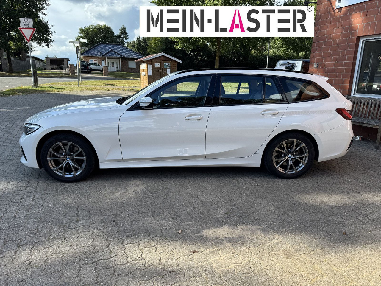 BMW 320 d xDrive touring Sport Line shadow AHK - Mașină break: Foto 4 BMW 320 d xDrive touring Sport Line shadow AHK - Mașină break: Foto 4