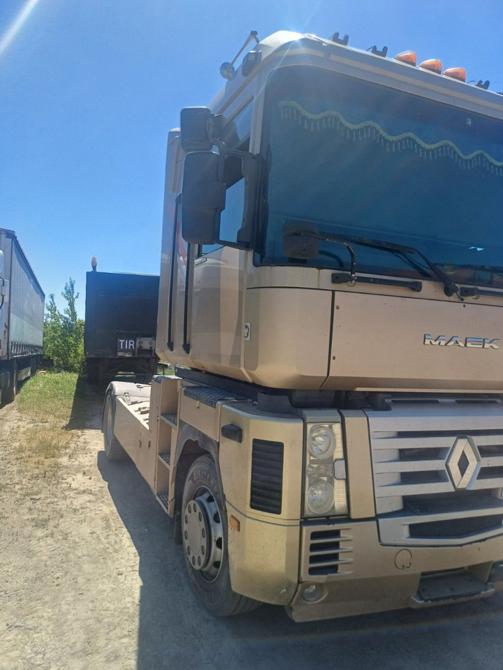 Cap tractor RENAULT Magnum 480: Foto 1