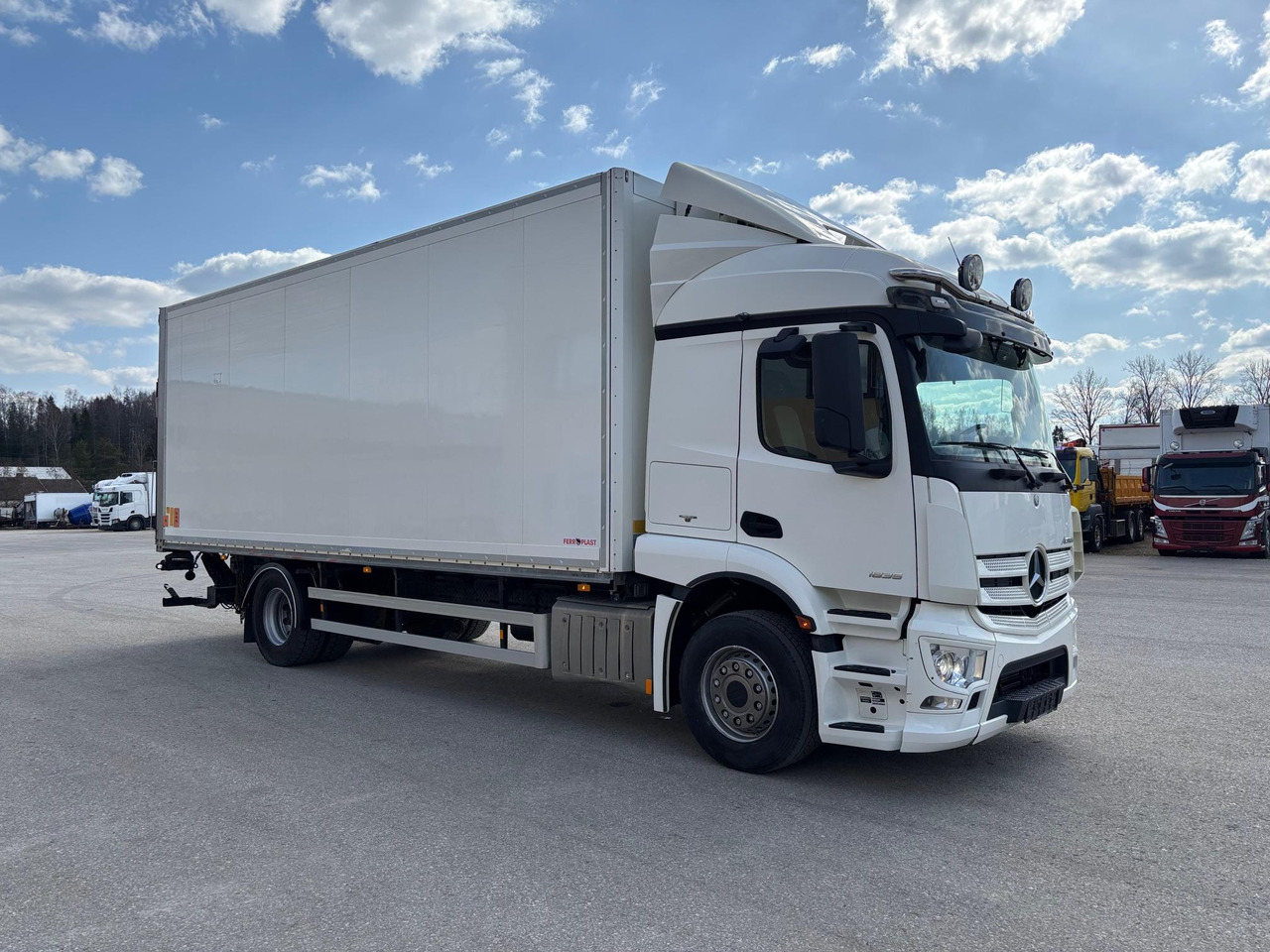 MERCEDES-BENZ ACTROS 1835 - Camion furgon: Foto 1 MERCEDES-BENZ ACTROS 1835 - Camion furgon: Foto 1