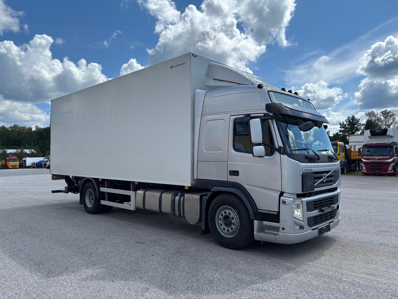 VOLVO FM330 - Camion furgon: Foto 1 VOLVO FM330 - Camion furgon: Foto 1