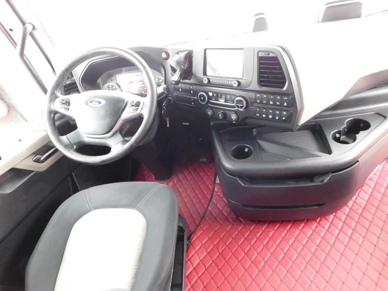 Interior photo 1: Cap tractor Ford F max 4x2 scab e6 12tx2620