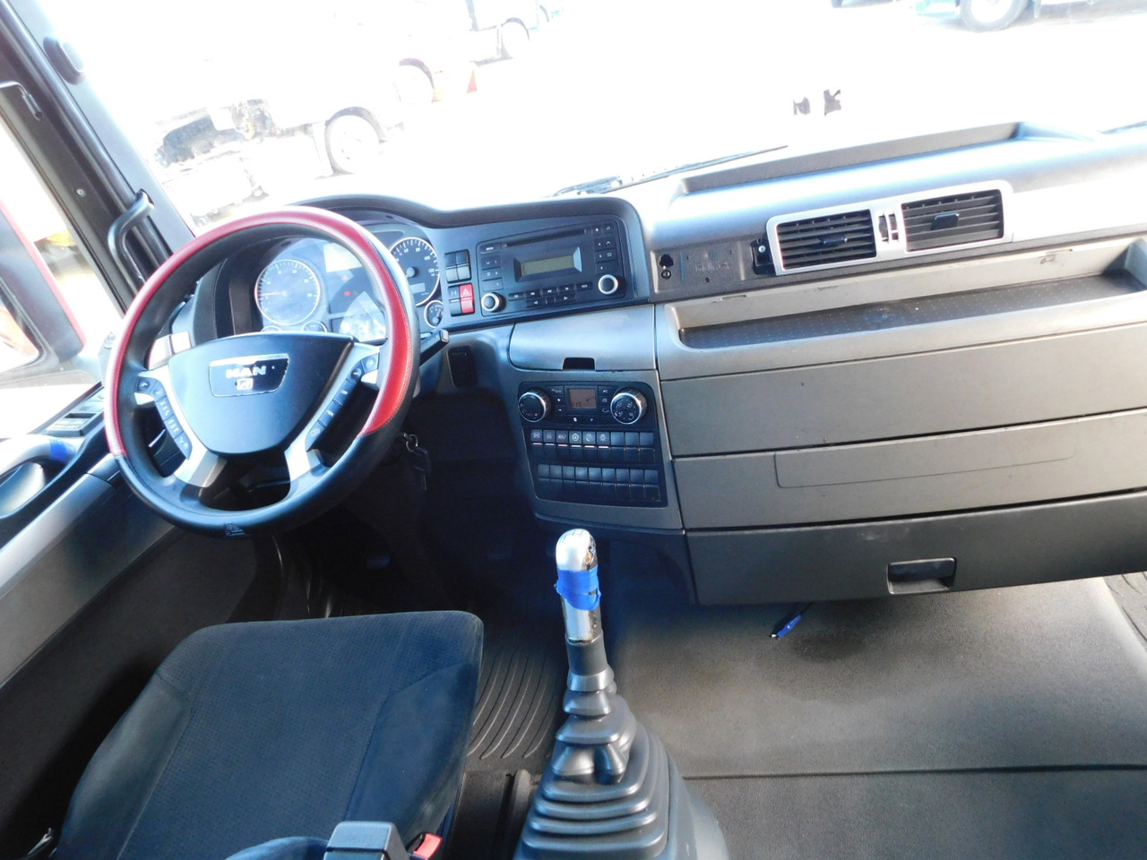 Interior photo 1: Cap tractor Man Tgx18440