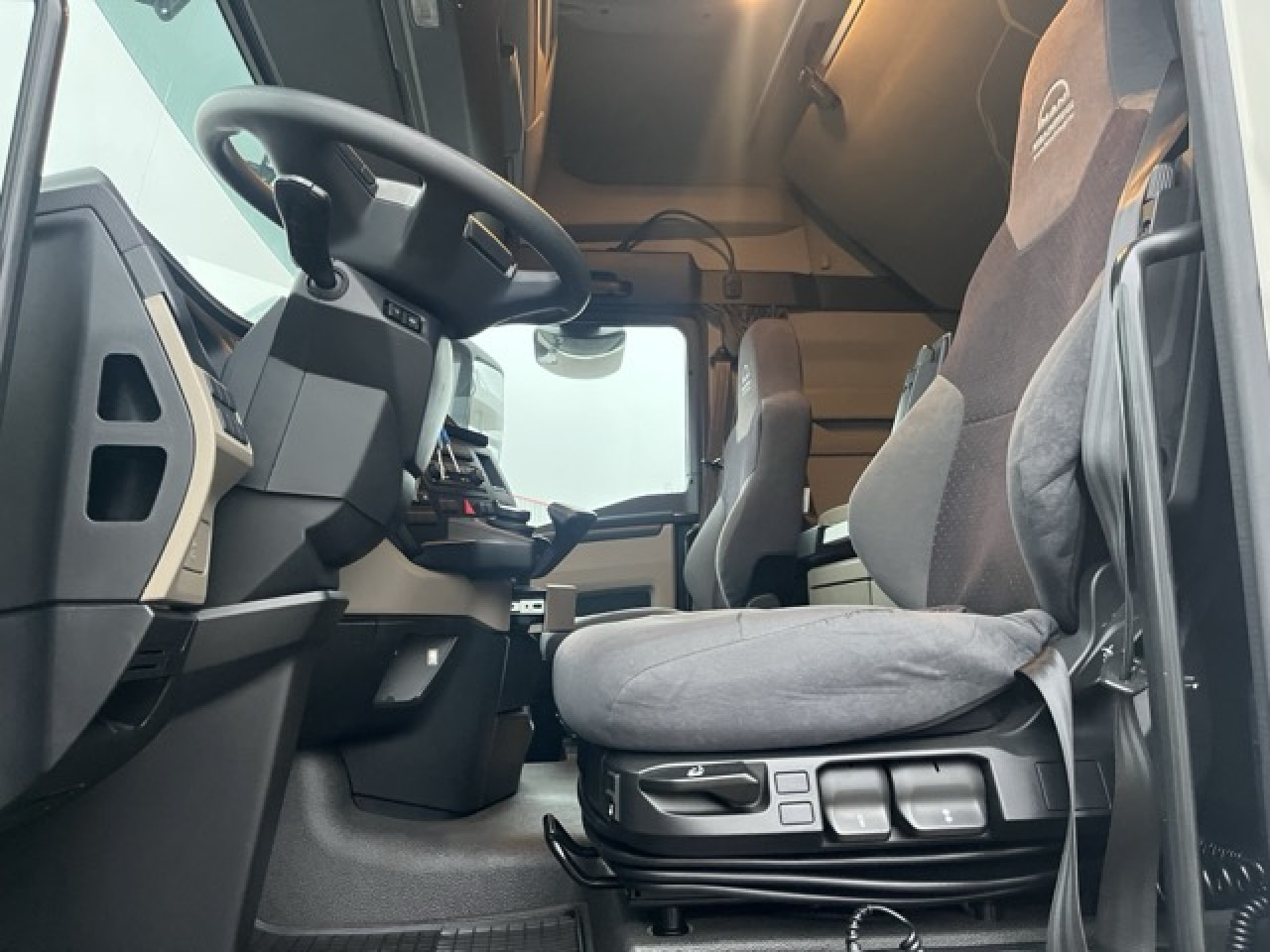 MAN TGX 18.470 4x2 BLS Euro6 Retarder Klima Luftfeder - Cap tractor: Foto 5 MAN TGX 18.470 4x2 BLS Euro6 Retarder Klima Luftfeder - Cap tractor: Foto 5