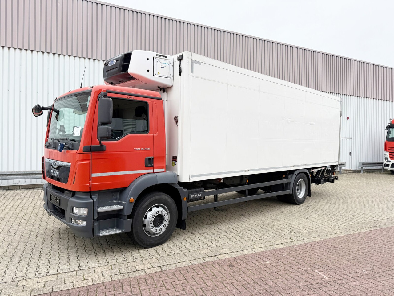 MAN TGM 18.250 4x2 LL TGM 18.250 4x2 LL, Kühlkoffer, Carrier, Trennwand, LBW BÄR - Camion: Foto 1 MAN TGM 18.250 4x2 LL TGM 18.250 4x2 LL, Kühlkoffer, Carrier, Trennwand, LBW BÄR - Camion: Foto 1