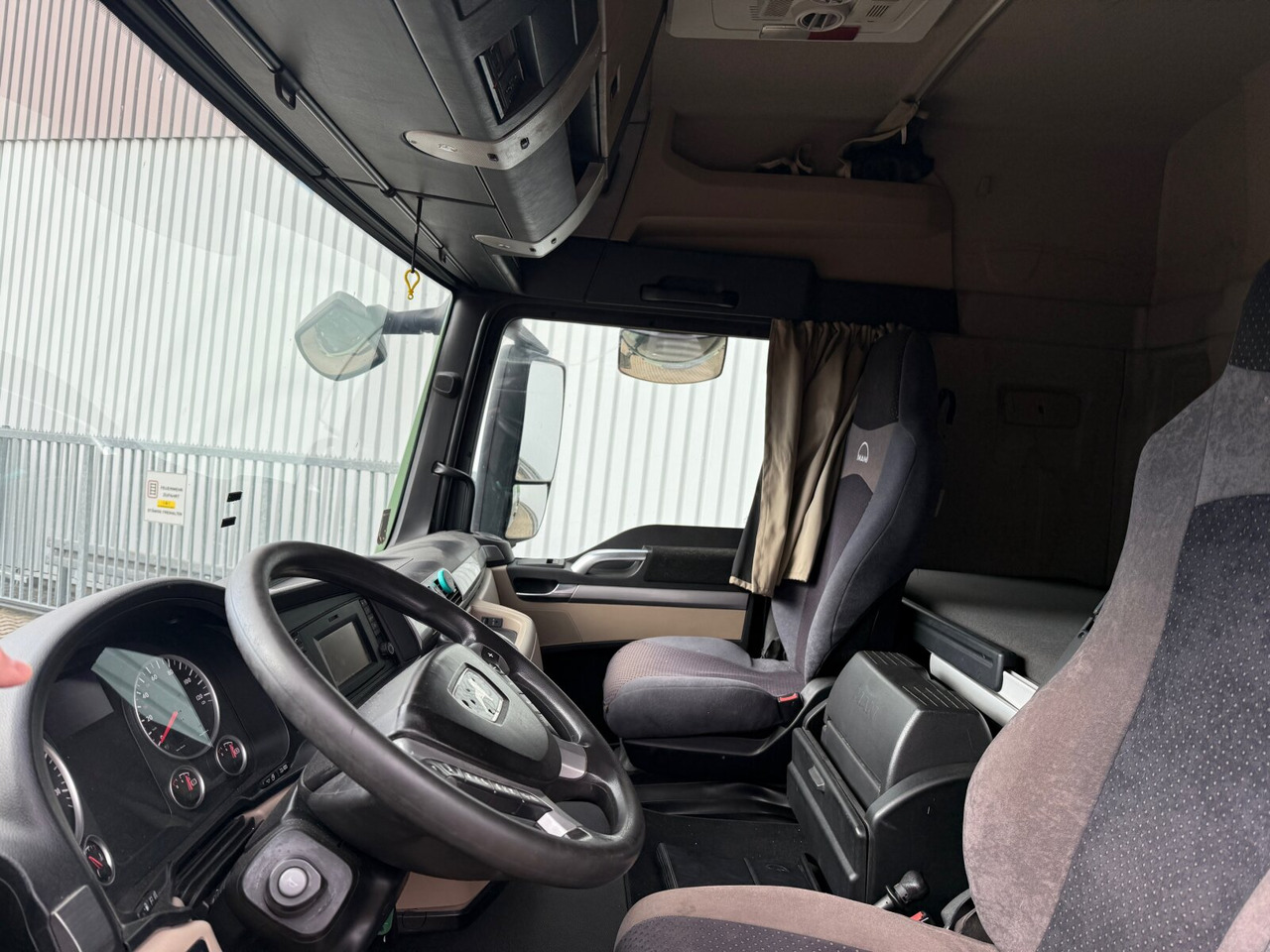 MAN TGS 35.460 8x4-4 BL TGS 35.460 8x4-4 BL, Intarder, Lenk/Lift, Kippsilo ca. 32m³, Kompressor - Camion: Foto 2 MAN TGS 35.460 8x4-4 BL TGS 35.460 8x4-4 BL, Intarder, Lenk/Lift, Kippsilo ca. 32m³, Kompressor - Camion: Foto 2
