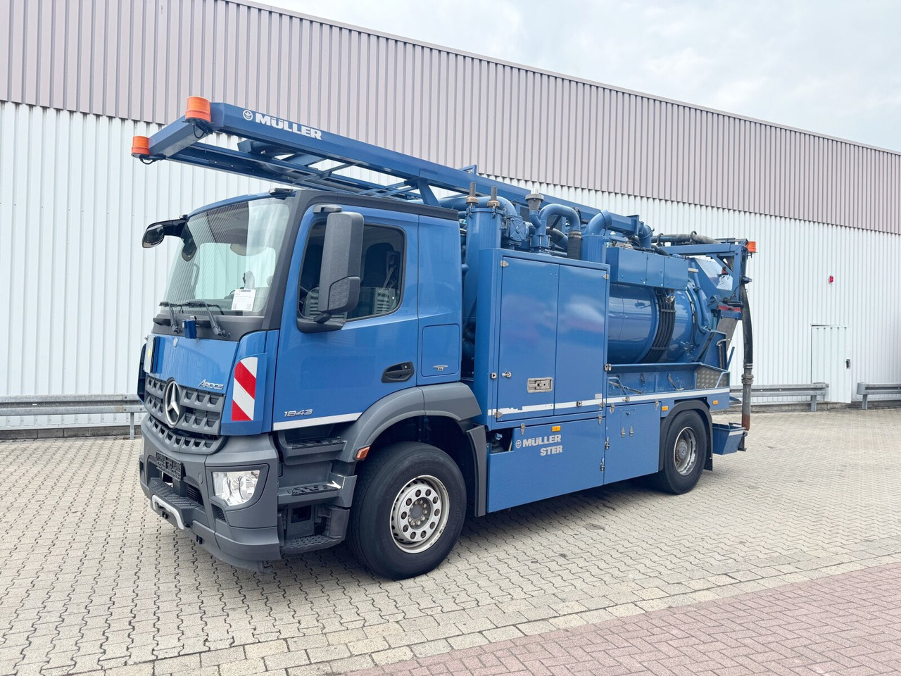 Mercedes-Benz Arocs 1843 L 4x2 Arocs 1843 L 4x2, Müller Canalmaster ca. 8m³, Standheizung, Funk - Camion: Foto 1 Mercedes-Benz Arocs 1843 L 4x2 Arocs 1843 L 4x2, Müller Canalmaster ca. 8m³, Standheizung, Funk - Camion: Foto 1