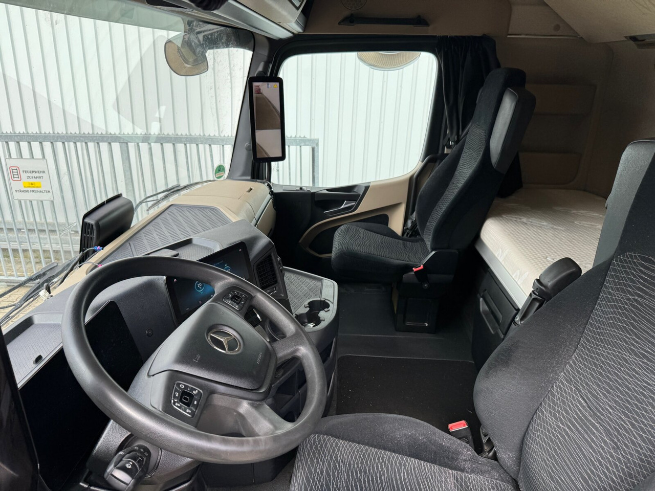 Interior photo 2: Cap tractor Mercedes-Benz Actros 1848 LS 4x2 Actros 1848 LS 4x2, Vollumer ,Retarder Interior photo 2: Cap tractor Mercedes-Benz Actros 1848 LS 4x2 Actros 1848 LS 4x2, Vollumer ,Retarder