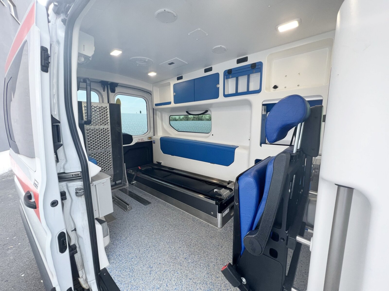 Ford Transit 2.2 TDCI 4x2 Transit 2.2 TDCI 4x2, Krankentransporter - Ambulanță: Foto 2 Ford Transit 2.2 TDCI 4x2 Transit 2.2 TDCI 4x2, Krankentransporter - Ambulanță: Foto 2