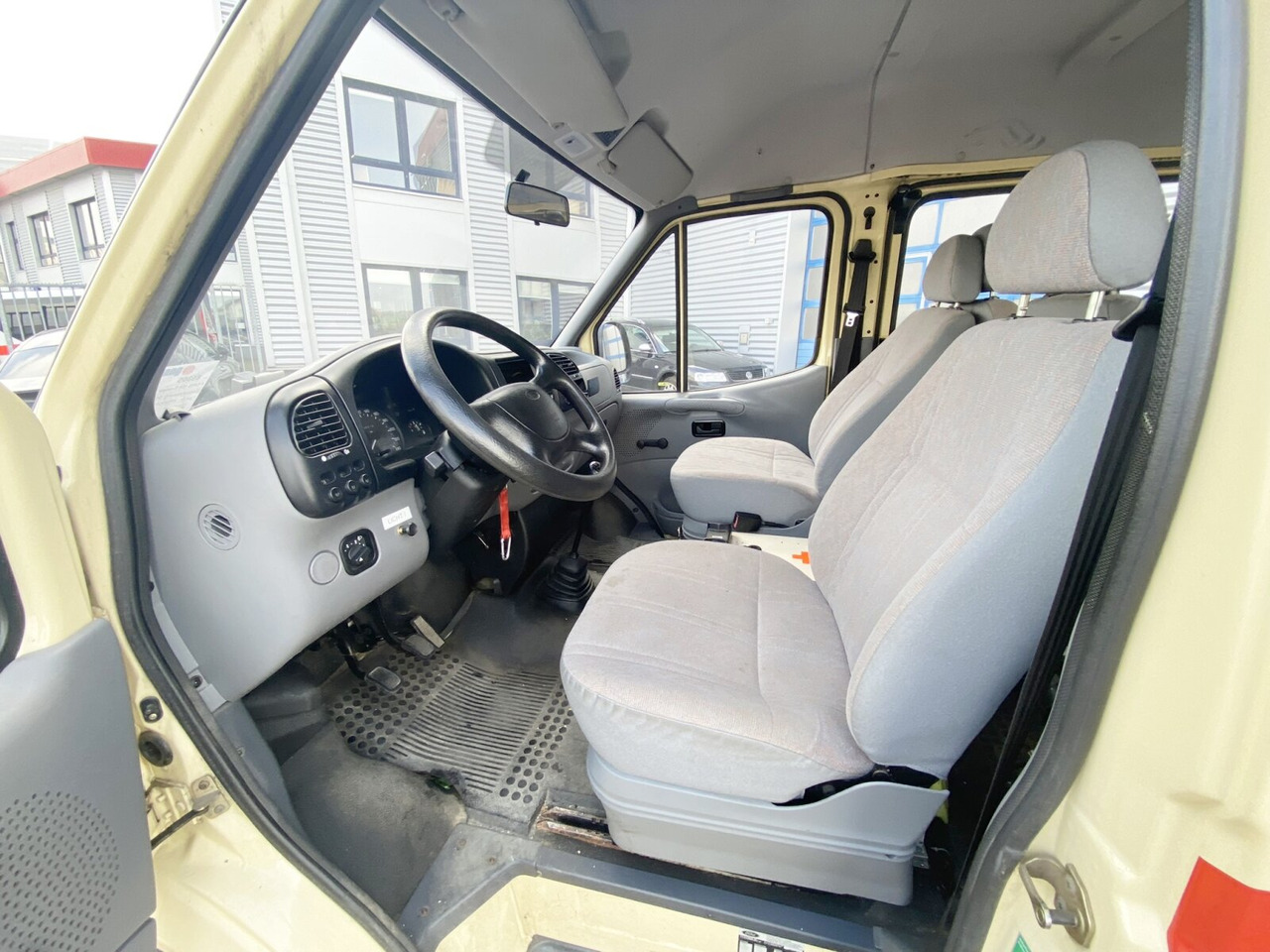 Interior photo 1: Microbuz, Transport persoane Ford Transit 2.5 4x2 Transit 2.5 4x2, Personentransporter, 8 Sitze Interior photo 1: Microbuz, Transport persoane Ford Transit 2.5 4x2 Transit 2.5 4x2, Personentransporter, 8 Sitze