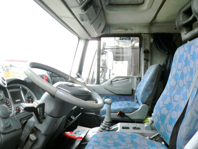 Interior photo 1: Camion furgon Iveco EuroCargo 75 E 17/4x2 EuroCargo 75 E 17/4x2, 6x VORHANDEN! Interior photo 1: Camion furgon Iveco EuroCargo 75 E 17/4x2 EuroCargo 75 E 17/4x2, 6x VORHANDEN!