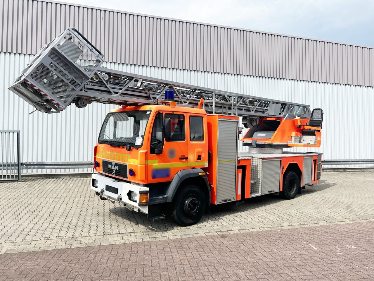 MAN 15.264 LC 4x2 BB, DLK23-12 PLC III 15.264 LC 4x2 BB, DLK23-12 PLC III, Drehleiter Feuerwehr - Autospeciala de stins incendii: Foto 1 MAN 15.264 LC 4x2 BB, DLK23-12 PLC III 15.264 LC 4x2 BB, DLK23-12 PLC III, Drehleiter Feuerwehr - Autospeciala de stins incendii: Foto 1