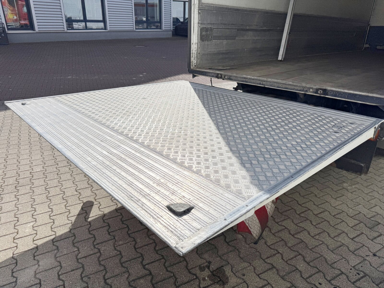 Camion furgon MAN TGM 26.340 6x2-4 LL TGM 26.340 6x2-4 LL, Getränkekoffer, Lenk-/Liftachse, LBW MBB, 2x AHK: Foto 12 Camion furgon MAN TGM 26.340 6x2-4 LL TGM 26.340 6x2-4 LL, Getränkekoffer, Lenk-/Liftachse, LBW MBB, 2x AHK: Foto 12