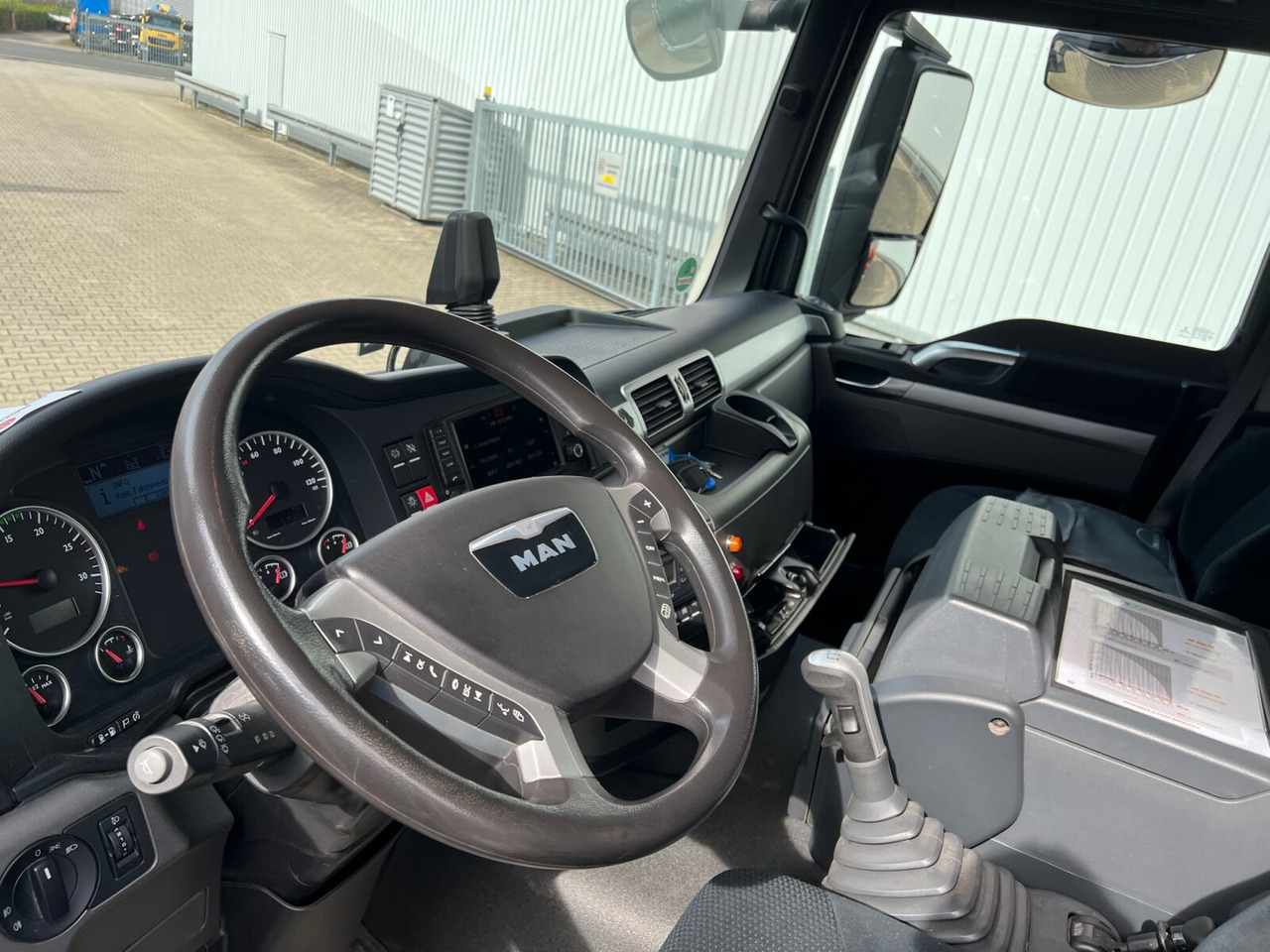 MAN TGS 26.360/400 6x2-4 BL TGS 26.360/400 6x2-4 BL, Lenk-/Lift, Kran Atlas AK 206.3E A5, Funk - Camion cu macara, Camion platformă: Foto 3 MAN TGS 26.360/400 6x2-4 BL TGS 26.360/400 6x2-4 BL, Lenk-/Lift, Kran Atlas AK 206.3E A5, Funk - Camion cu macara, Camion platformă: Foto 3