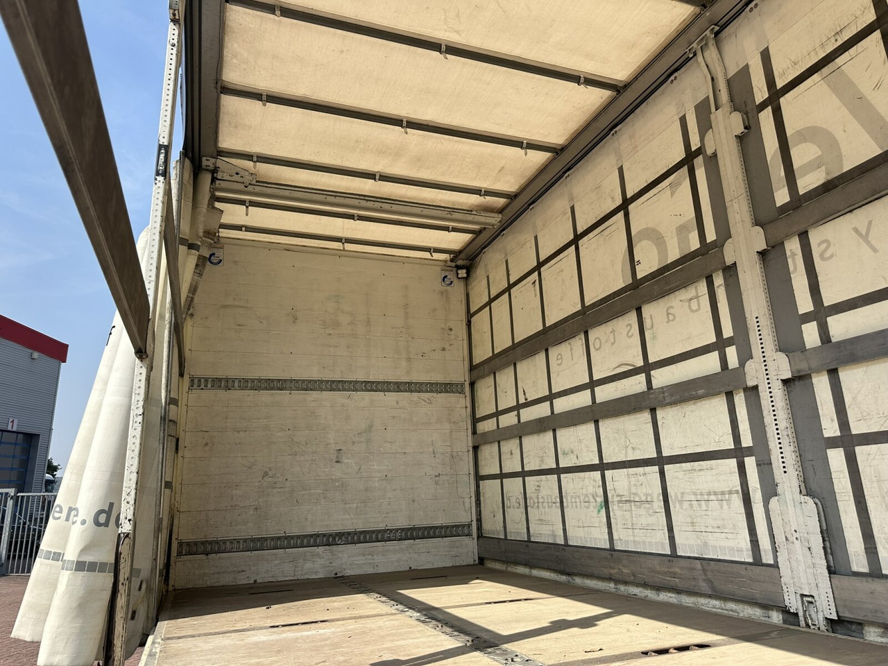 MAN TGS 26.400 6x2-4 LL TGS 26.400 6x2-4 LL, Lenk-/Lift, Edscha, Heckkran Palfinger PK23002-C + Jib PJ060A, Funk - Camion cu prelată, Camion cu macara: Foto 3 MAN TGS 26.400 6x2-4 LL TGS 26.400 6x2-4 LL, Lenk-/Lift, Edscha, Heckkran Palfinger PK23002-C + Jib PJ060A, Funk - Camion cu prelată, Camion cu macara: Foto 3