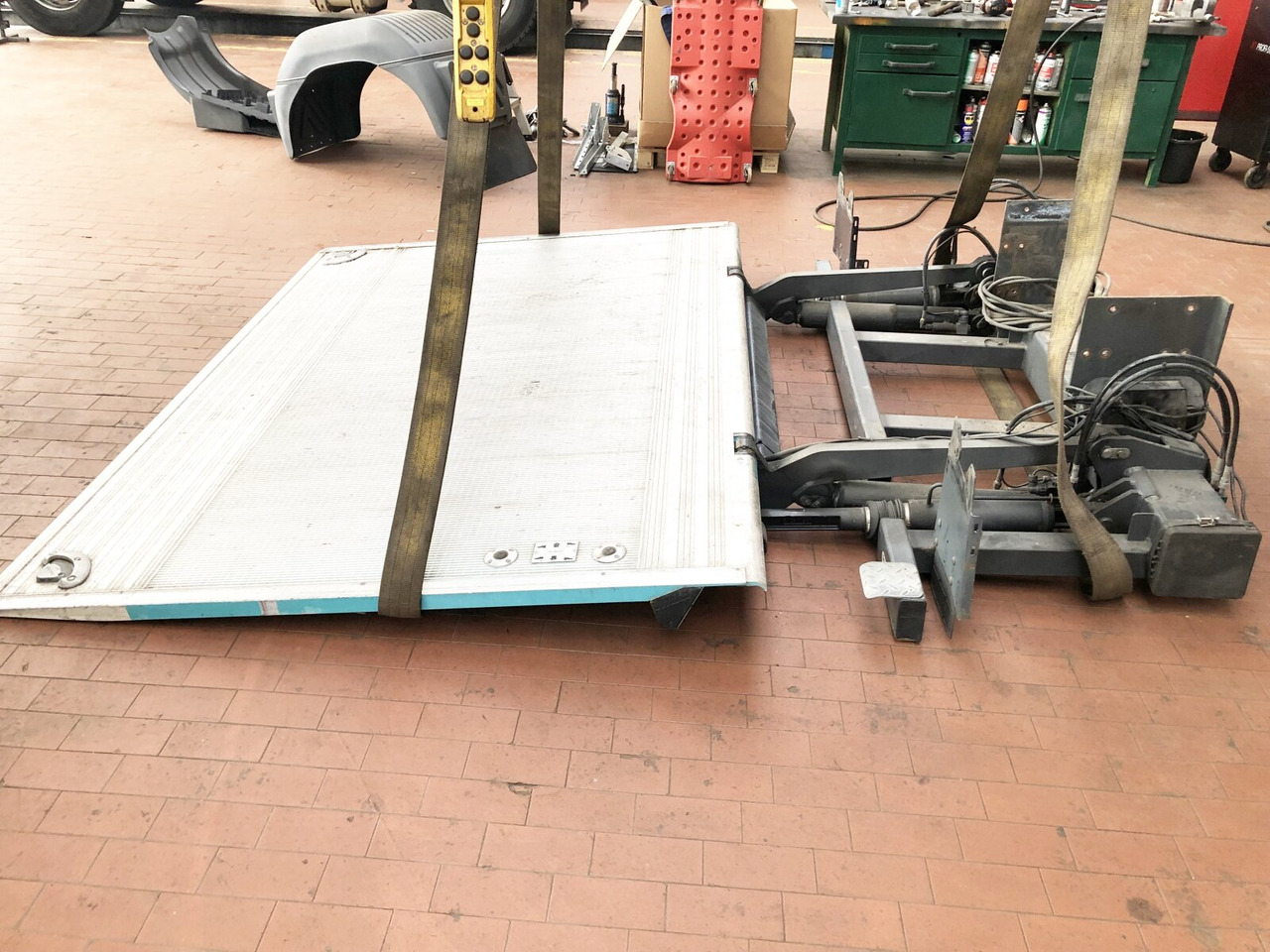 MBB C 1500 S Ladebordwand MBB C 1500 S Ladebordwand - Oblon hidraulic: Foto 1 MBB C 1500 S Ladebordwand MBB C 1500 S Ladebordwand - Oblon hidraulic: Foto 1