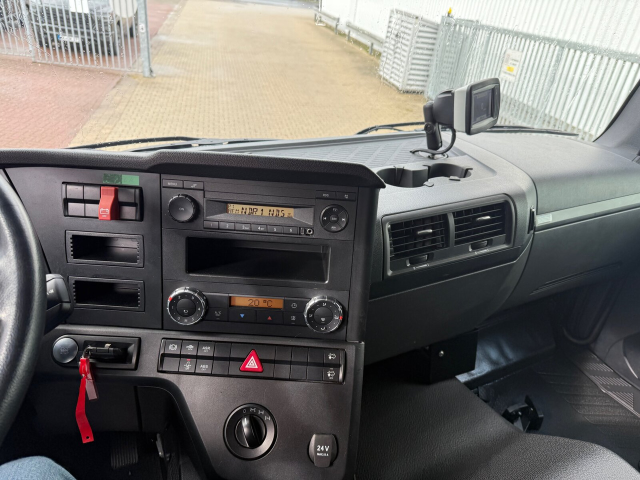 Mercedes-Benz Arocs 1827/30 A 4x4 Arocs 1827/30 A 4x4, Ex-! - Camion platformă: Foto 2 Mercedes-Benz Arocs 1827/30 A 4x4 Arocs 1827/30 A 4x4, Ex-! - Camion platformă: Foto 2