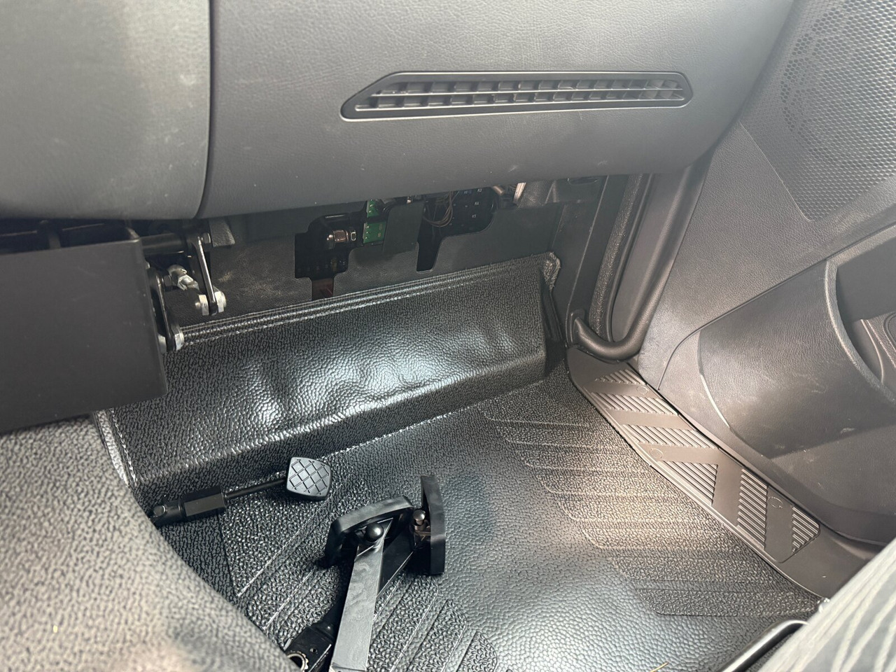 Mercedes-Benz Arocs 1827/30 A 4x4 Arocs 1827/30 A 4x4, Ex-Bundeswehr! - Camion platformă: Foto 3 Mercedes-Benz Arocs 1827/30 A 4x4 Arocs 1827/30 A 4x4, Ex-Bundeswehr! - Camion platformă: Foto 3