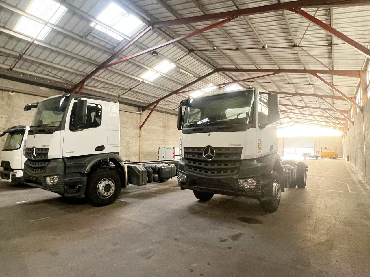 Mercedes-Benz Arocs 1840 K 4x2 Arocs 1840 K 4x2, MultimediaCockpit, 2x Nebenantrieb, NMV & Motorabtrieb - Camion şasiu: Foto 1 Mercedes-Benz Arocs 1840 K 4x2 Arocs 1840 K 4x2, MultimediaCockpit, 2x Nebenantrieb, NMV & Motorabtrieb - Camion şasiu: Foto 1