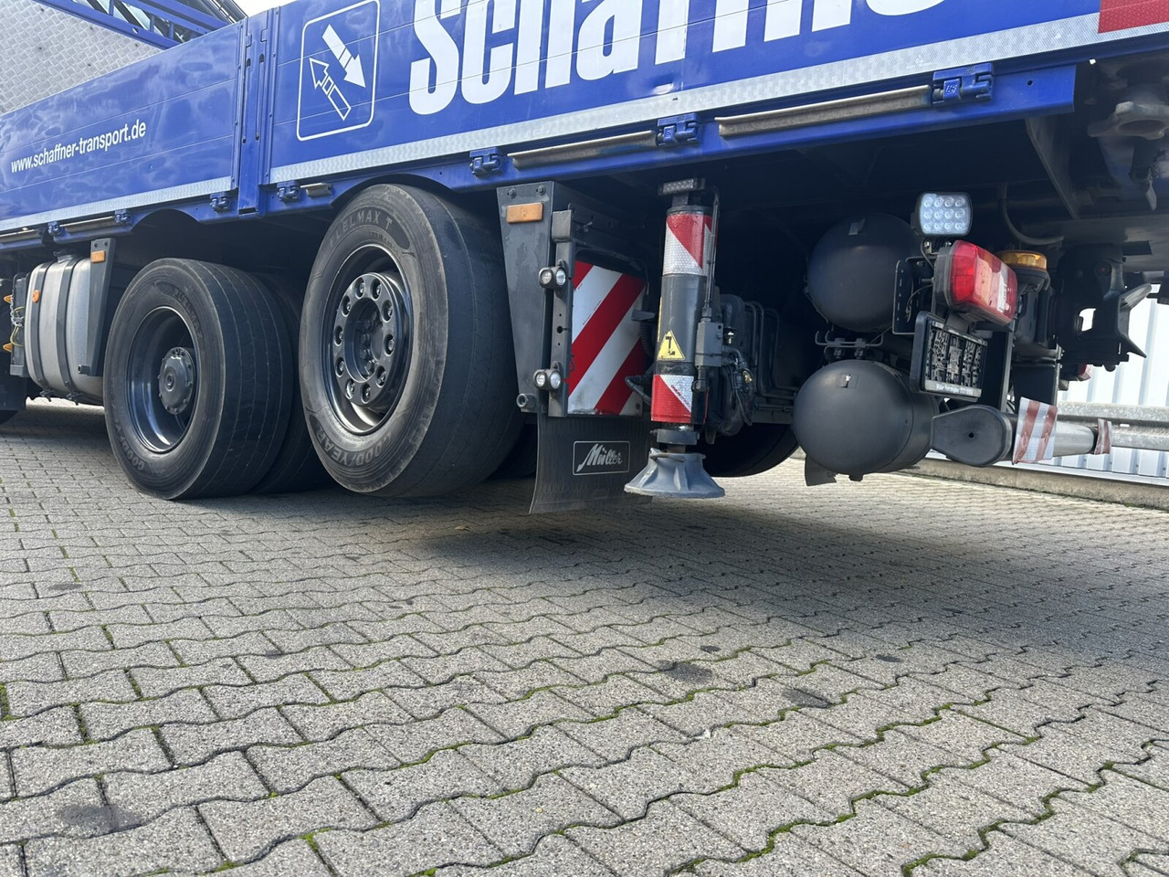 Mercedes-Benz Arocs 3245 L 8x2/6 Arocs 3245 L 8x2/6, Kran Fassi F 545 RA 2.26 XE, Jib, Funk, 29,7 m - 400 kg - Camion cu macara, Camion platformă: Foto 4 Mercedes-Benz Arocs 3245 L 8x2/6 Arocs 3245 L 8x2/6, Kran Fassi F 545 RA 2.26 XE, Jib, Funk, 29,7 m - 400 kg - Camion cu macara, Camion platformă: Foto 4