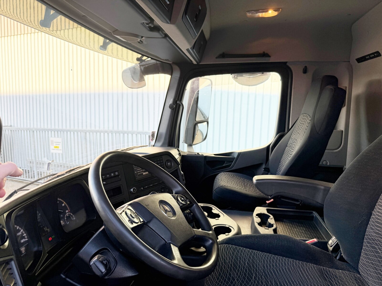 Mercedes-Benz Arocs 3351 AK 6x6 Arocs 3351 AK 6x6, Retarder, Grounder, Motorabtrieb, pneum. Heckklappenöffnung - Camion basculantă: Foto 4 Mercedes-Benz Arocs 3351 AK 6x6 Arocs 3351 AK 6x6, Retarder, Grounder, Motorabtrieb, pneum. Heckklappenöffnung - Camion basculantă: Foto 4