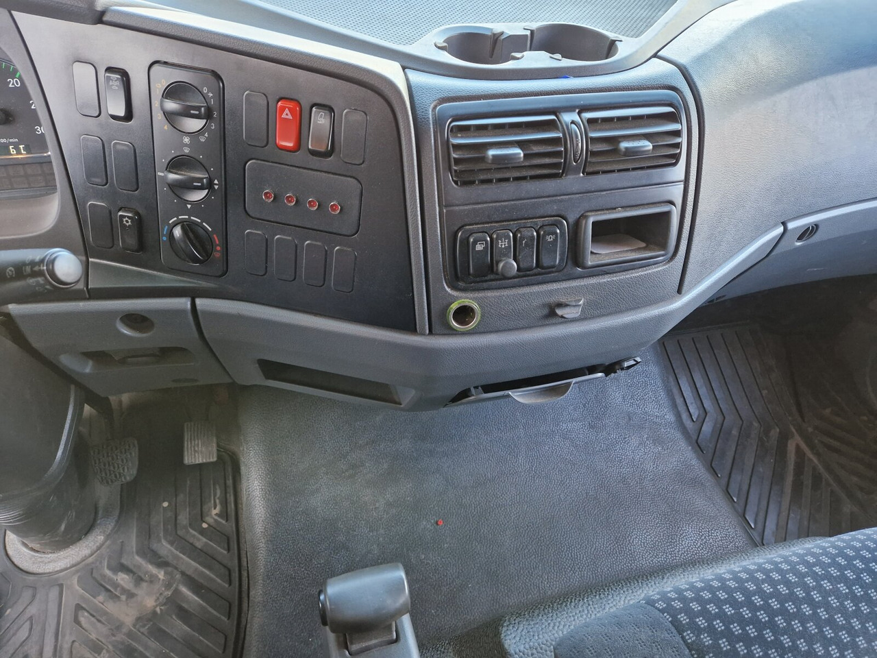 Mercedes-Benz Atego 1218 L 4x2 1218 L 4x2, Fassi Kran F 95A21 5.9m-1.545 kg, - Camion cu macara: Foto 4 Mercedes-Benz Atego 1218 L 4x2 1218 L 4x2, Fassi Kran F 95A21 5.9m-1.545 kg, - Camion cu macara: Foto 4