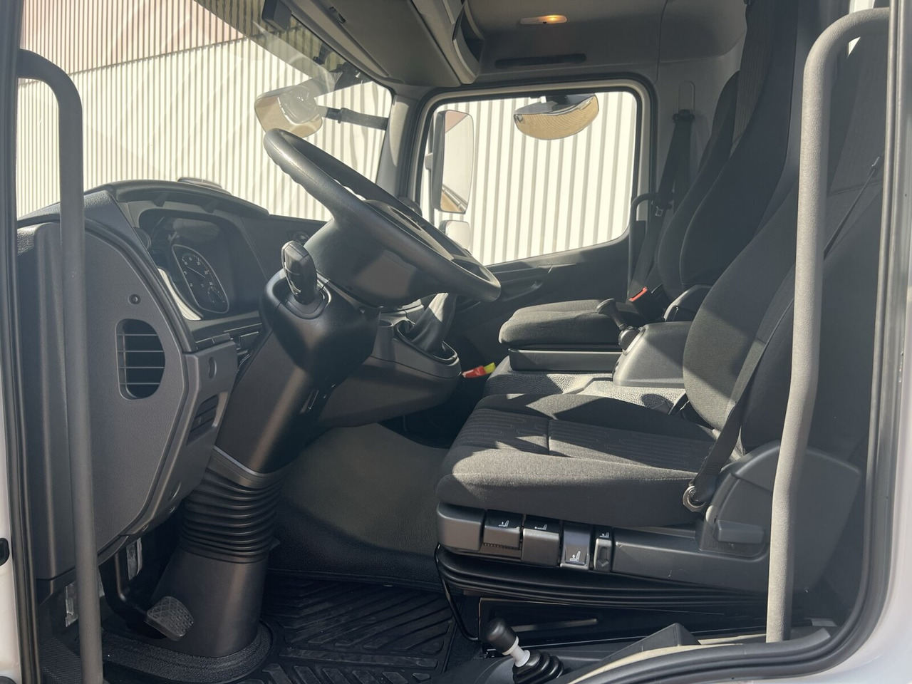 Mercedes-Benz Atego 818 K 4x2 Atego 818 K 4x2, 2x AHK, Meiller-Kipper, mehrfach Vorhanden! - Camion basculantă: Foto 4 Mercedes-Benz Atego 818 K 4x2 Atego 818 K 4x2, 2x AHK, Meiller-Kipper, mehrfach Vorhanden! - Camion basculantă: Foto 4