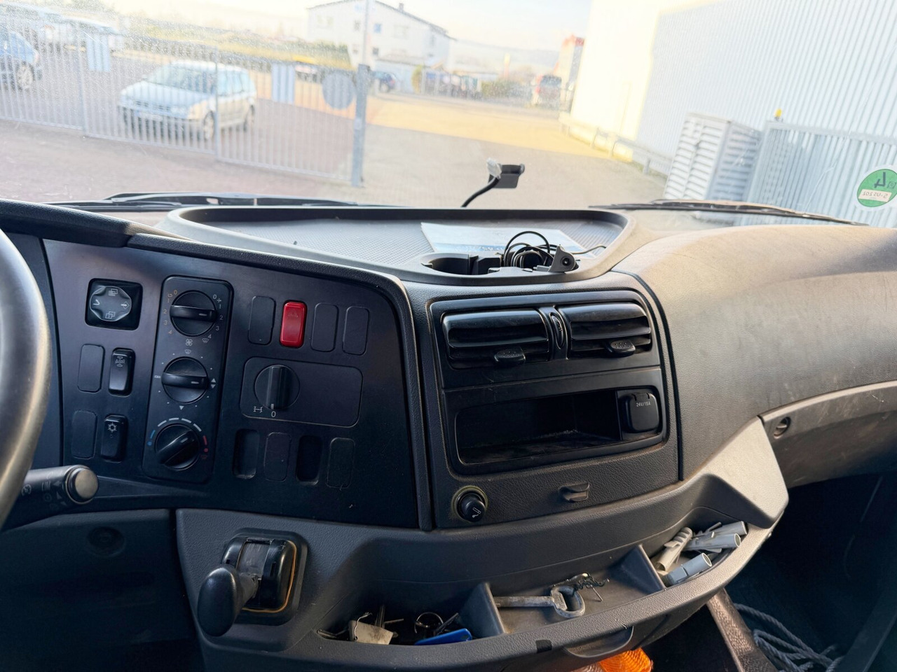 Mercedes-Benz Axor 1829 L 4x2 Axor 1829 L 4x2, 6-Sitzer - Camion platformă: Foto 4 Mercedes-Benz Axor 1829 L 4x2 Axor 1829 L 4x2, 6-Sitzer - Camion platformă: Foto 4