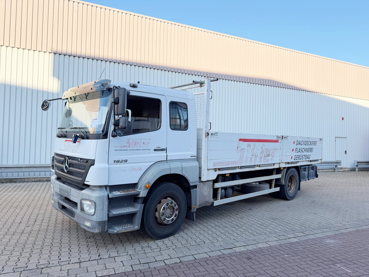 Mercedes-Benz Axor 1829 L 4x2 Axor 1829 L 4x2, 6-Sitzer - Camion platformă: Foto 1 Mercedes-Benz Axor 1829 L 4x2 Axor 1829 L 4x2, 6-Sitzer - Camion platformă: Foto 1