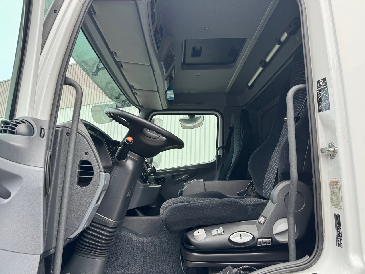 Mercedes-Benz Axor 1833 L 4x2 Axor 1833 L 4x2, Getränkekoffer - Camion furgon: Foto 2 Mercedes-Benz Axor 1833 L 4x2 Axor 1833 L 4x2, Getränkekoffer - Camion furgon: Foto 2