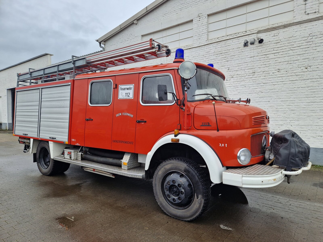 Mercedes-Benz LAF 1113 B 4x4 Doka LAF 1113 B 4x4 Doka, LF 16 TS - Ambulanță: Foto 1 Mercedes-Benz LAF 1113 B 4x4 Doka LAF 1113 B 4x4 Doka, LF 16 TS - Ambulanță: Foto 1