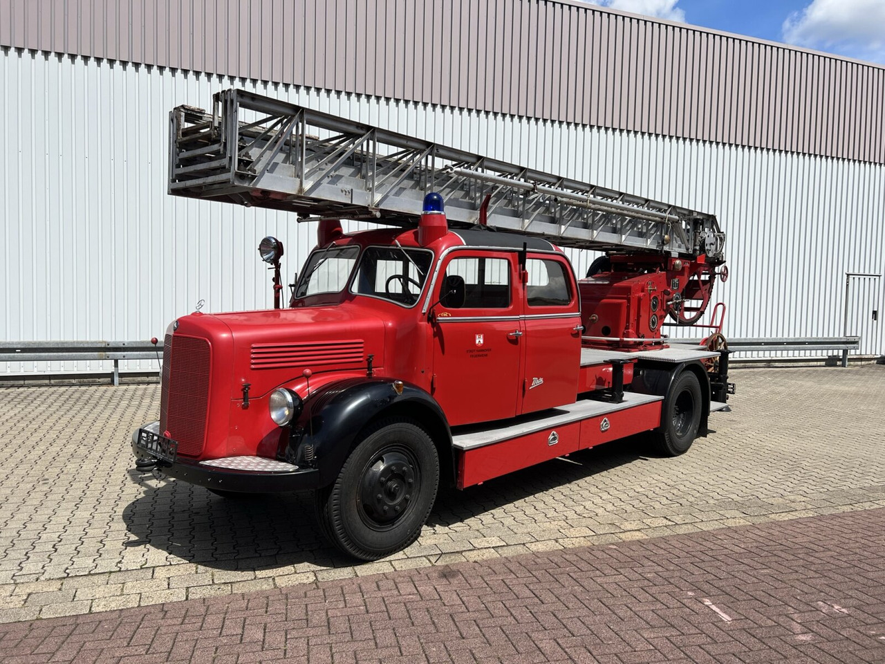 Mercedes-Benz LF 311 3250/3500 - Oldtimer Feuerwehrfahrzeug LF 311 3250/3500 - Oldtimer Feuerwehrfahrzeug - Autospeciala de stins incendii: Foto 1 Mercedes-Benz LF 311 3250/3500 - Oldtimer Feuerwehrfahrzeug LF 311 3250/3500 - Oldtimer Feuerwehrfahrzeug - Autospeciala de stins incendii: Foto 1