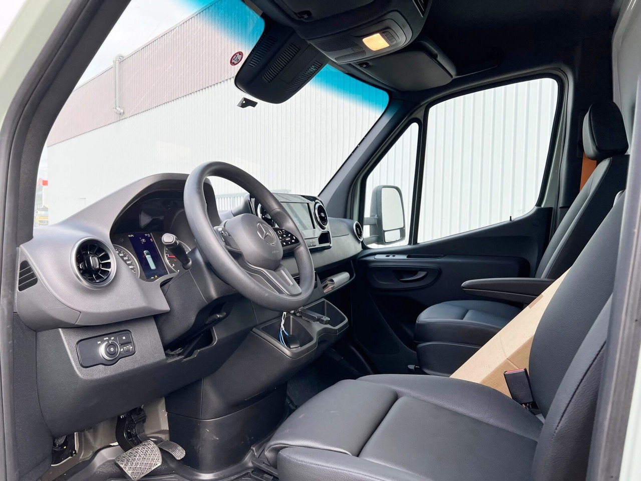 Mercedes-Benz Sprinter 516 FG 4x2 Sprinter 516 FG 4x2, MBUX, Autotransporter Comear - Dubă: Foto 5 Mercedes-Benz Sprinter 516 FG 4x2 Sprinter 516 FG 4x2, MBUX, Autotransporter Comear - Dubă: Foto 5