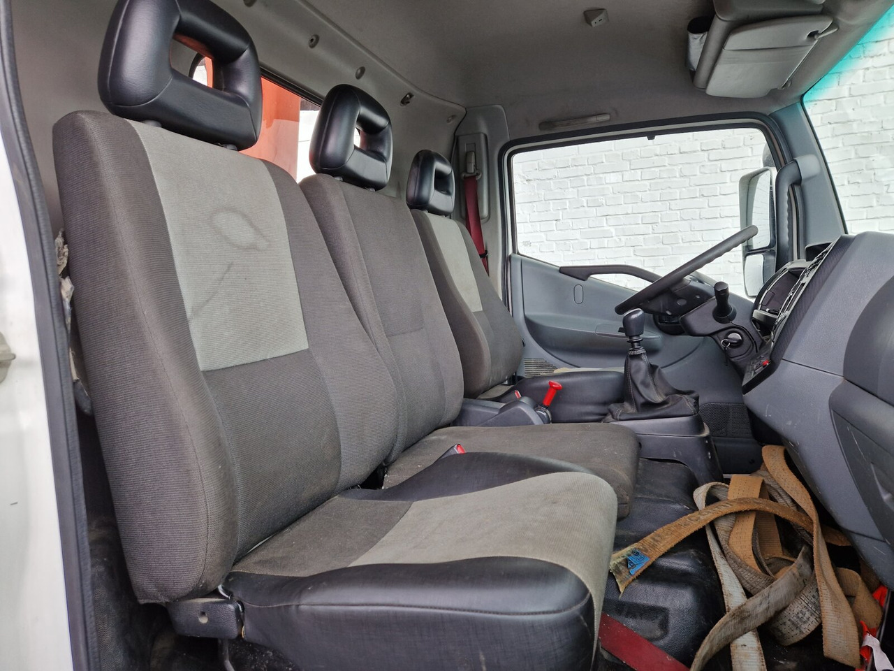 Interior photo 1: Camion cu macara, Camion furgon Renault D 180.75 4x2 D 180.75 4x2 mit Kran Palfinger PK6001 Interior photo 1: Camion cu macara, Camion furgon Renault D 180.75 4x2 D 180.75 4x2 mit Kran Palfinger PK6001