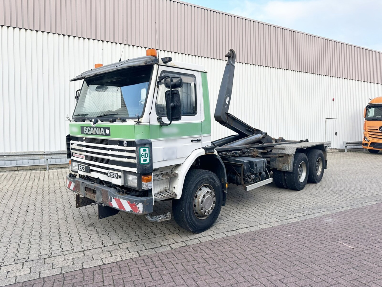 Scania P93 HK 250 6x4L P93 HK 250 6x4L, Abrollkipper - Camion cu cârlig: Foto 1 Scania P93 HK 250 6x4L P93 HK 250 6x4L, Abrollkipper - Camion cu cârlig: Foto 1