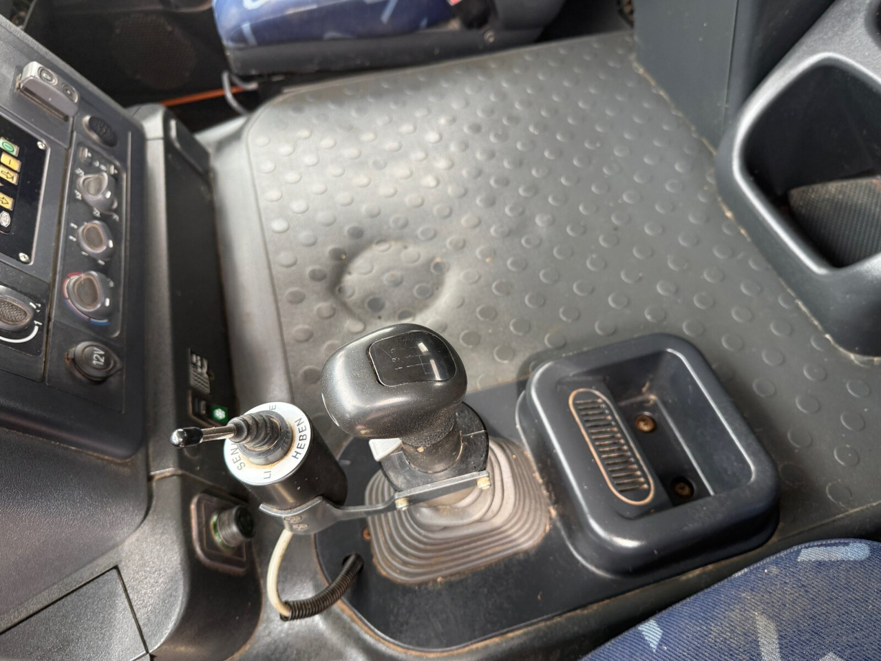 Trakker AT190T33W/P 4x4 Trakker AT190T33W/P 4x4, Winterdienstausstattung - Camion cu cârlig: Foto 3 Trakker AT190T33W/P 4x4 Trakker AT190T33W/P 4x4, Winterdienstausstattung - Camion cu cârlig: Foto 3