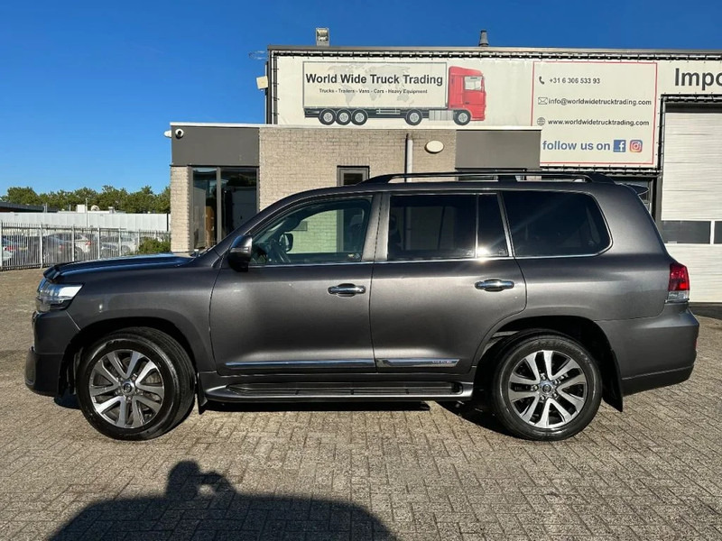 Toyota Land Cruiser V8 LAND CRUISER 200 V8 + CAMERA 360 + FRIDGE + DIESEL + ONLY EXPORT - SUV: Foto 2 Toyota Land Cruiser V8 LAND CRUISER 200 V8 + CAMERA 360 + FRIDGE + DIESEL + ONLY EXPORT - SUV: Foto 2