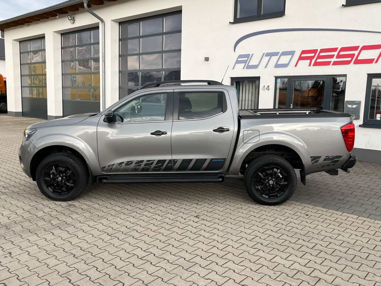 Nissan Navara NP300 N-Guard Double Cab 4x4 - SUV: Foto 2 Nissan Navara NP300 N-Guard Double Cab 4x4 - SUV: Foto 2