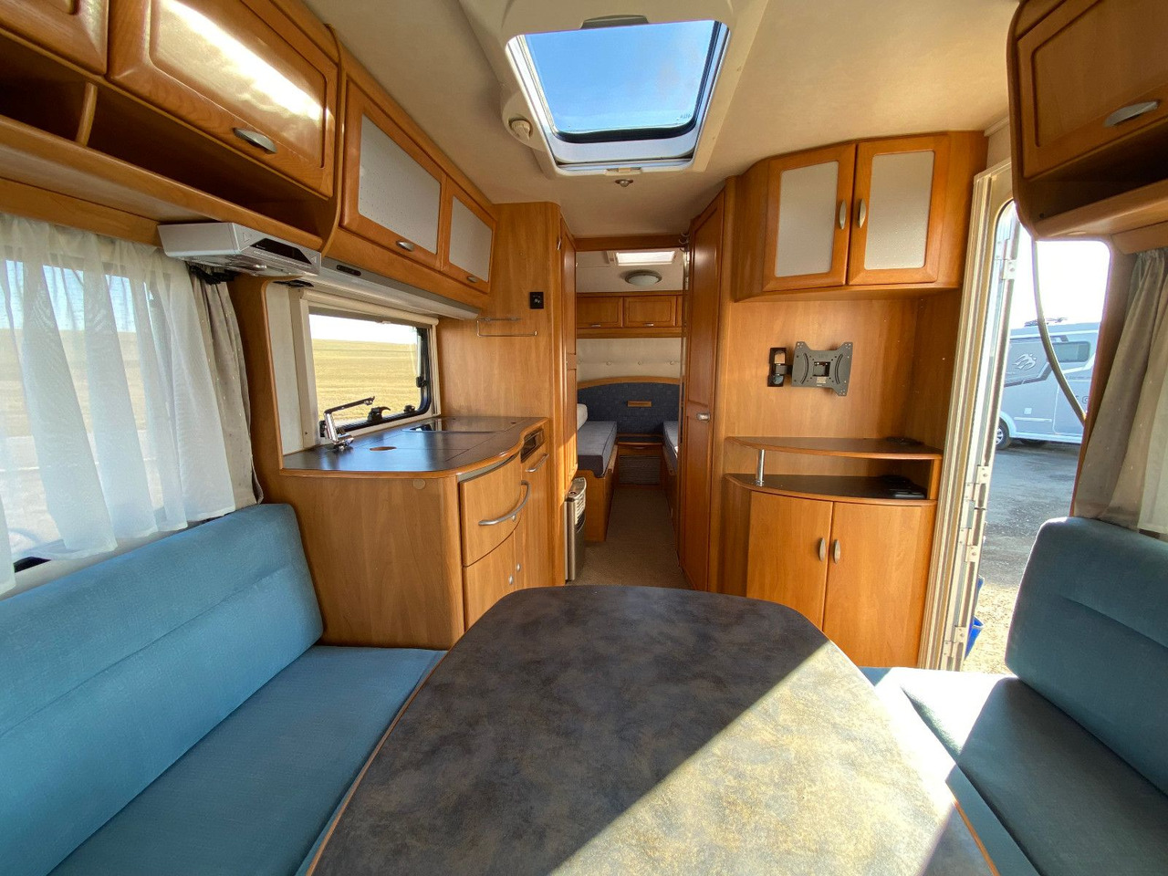 Rulotă HYMER / ERIBA / HYMERCAR Nova 530 Swing mit Längsbetten und Moser, top Zu: Foto 17 Rulotă HYMER / ERIBA / HYMERCAR Nova 530 Swing mit Längsbetten und Moser, top Zu: Foto 17