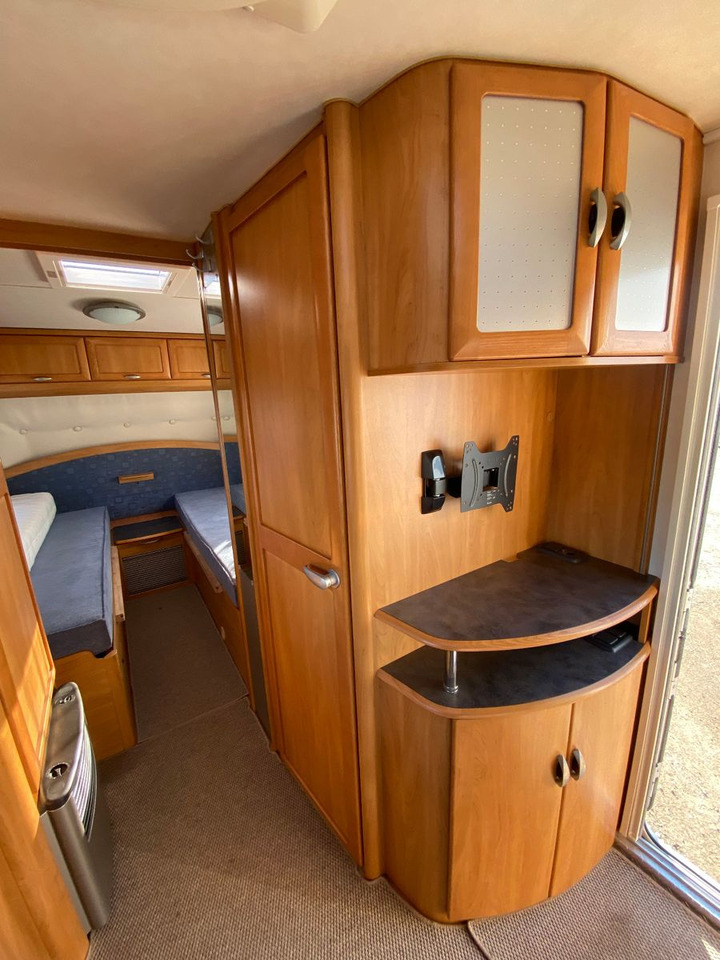 Rulotă HYMER / ERIBA / HYMERCAR Nova 530 Swing mit Längsbetten und Moser, top Zu: Foto 19 Rulotă HYMER / ERIBA / HYMERCAR Nova 530 Swing mit Längsbetten und Moser, top Zu: Foto 19