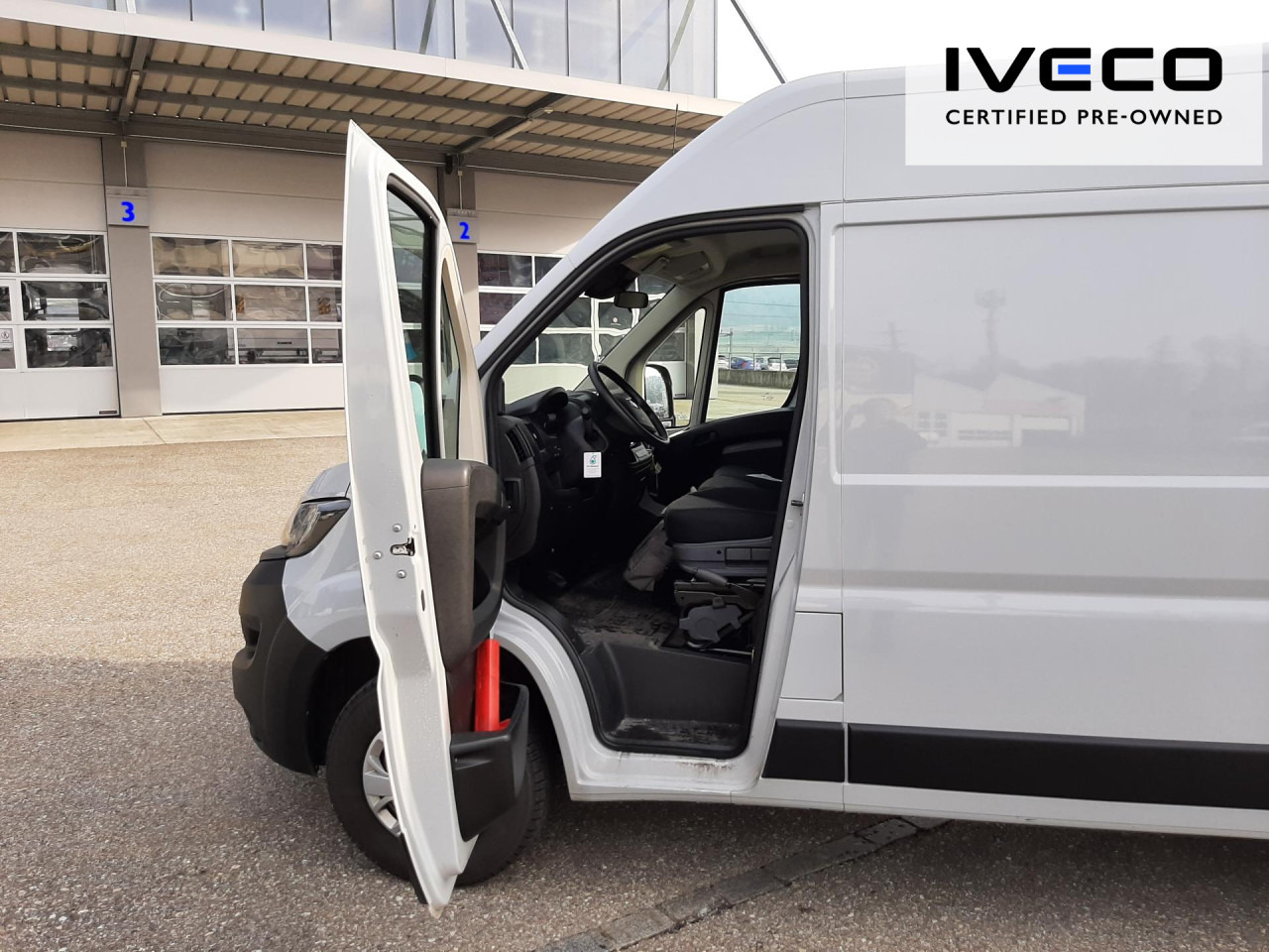 FIAT e-Ducato L2H2 teilverglast (47-kWh) - Dubă, Autoutilitară electrică: Foto 2 FIAT e-Ducato L2H2 teilverglast (47-kWh) - Dubă, Autoutilitară electrică: Foto 2