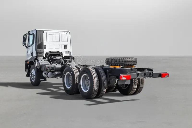 Iveco T-WAY AD380T47H 6x4 R24 Tyres Chassis - Barcelona Stock - Camion şasiu: Foto 2 Iveco T-WAY AD380T47H 6x4 R24 Tyres Chassis - Barcelona Stock - Camion şasiu: Foto 2