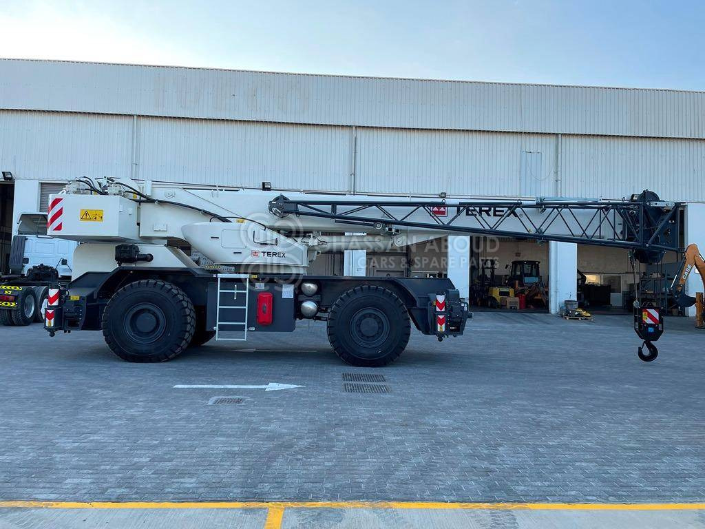 TEREX RT1070 70-ton Capacity Class Rough Terrain crane MY23 - Macara pentru teren accidentat: Foto 4 TEREX RT1070 70-ton Capacity Class Rough Terrain crane MY23 - Macara pentru teren accidentat: Foto 4